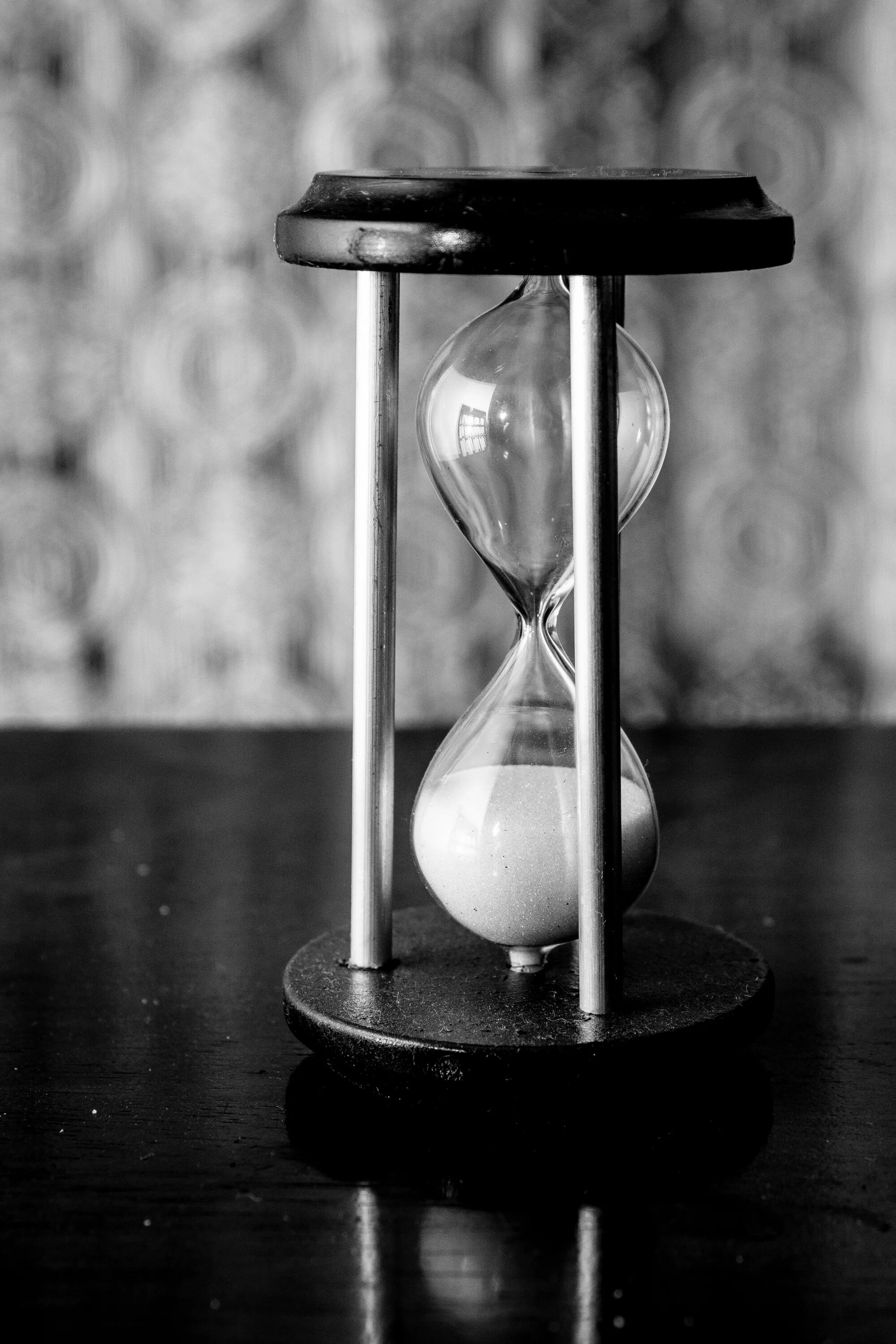 Песочные часы. Песочные часы черно белые. Старинные песочные часы. Песочные часы в интерьере.