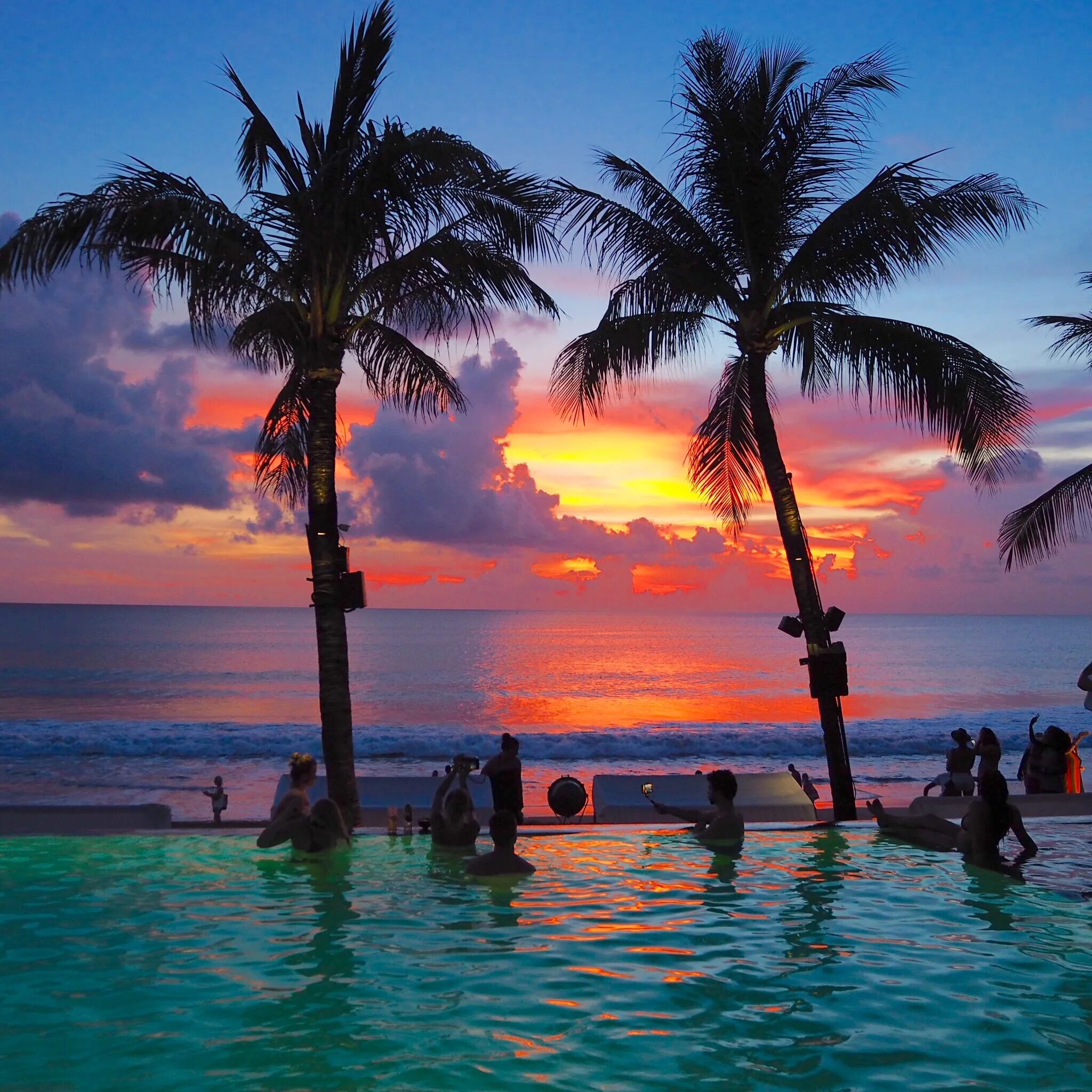 отдыхающие на бали. отдыхающие на бали. пара на вилле на бали. отдых на бали. курорты острова бали.