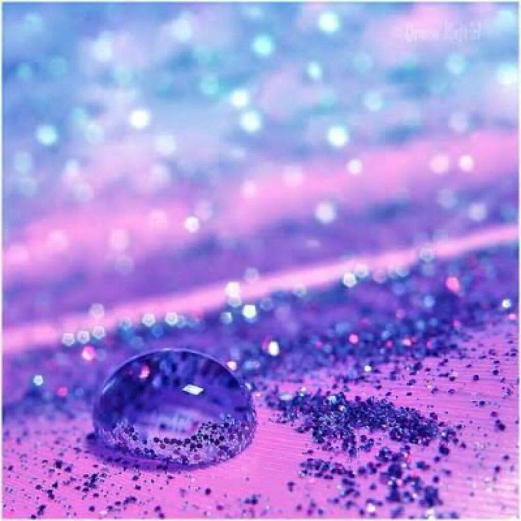 Едва заметно будто капли воды блестели. Фиолетовые блестки. Сиреневые блестки. Красивые капли. Эстетика воды с блёстками.
