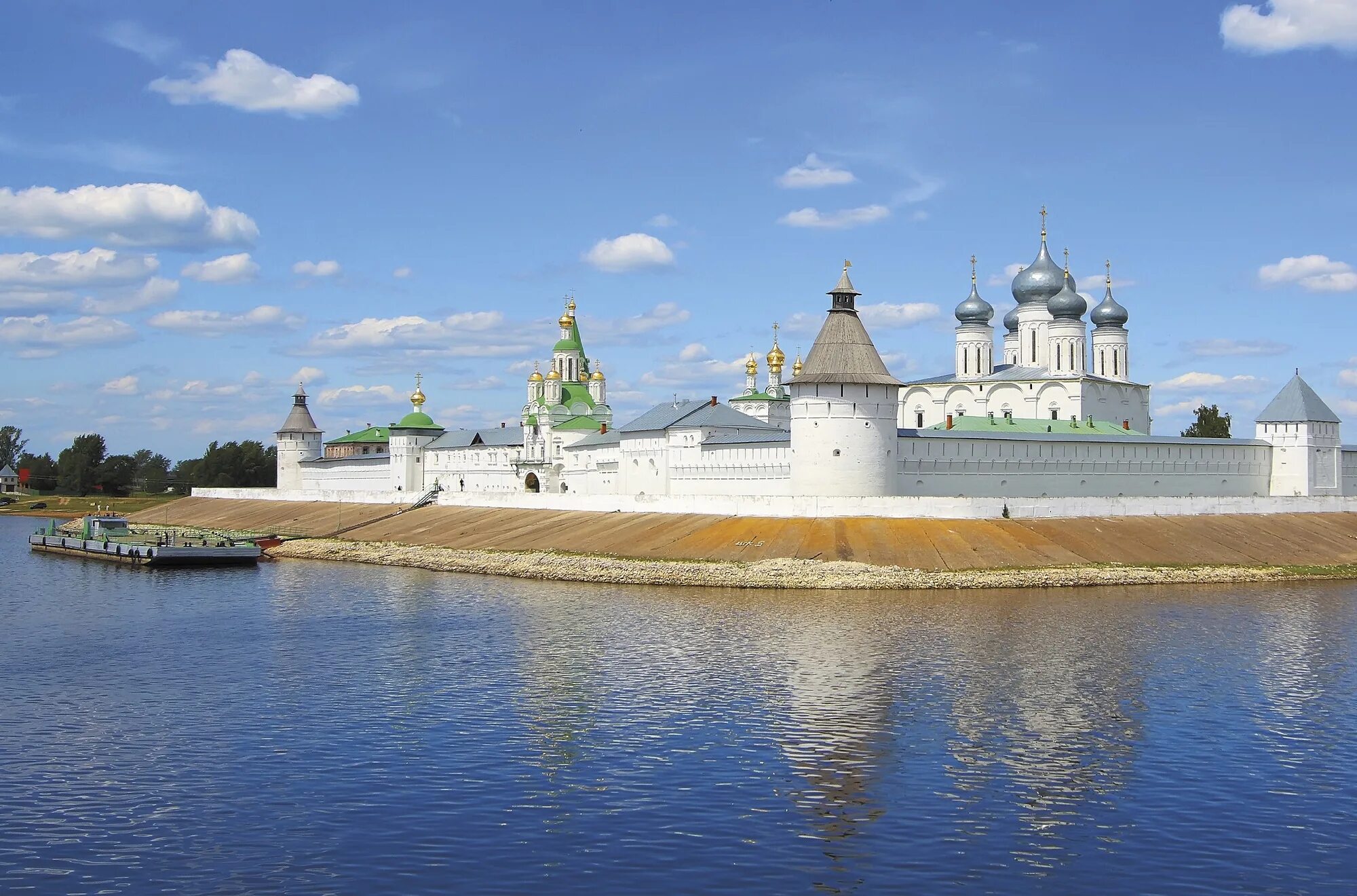 Можно найти в любом городе. Свято-Троице-Макарьево-Желтоводский монасты́рь. Макарьев Желтоводский монастырь. Свято-Троицкий Макарьевский Желтоводский монастырь Нижегородская. Макарьевский монастырь Нижний Новгород.