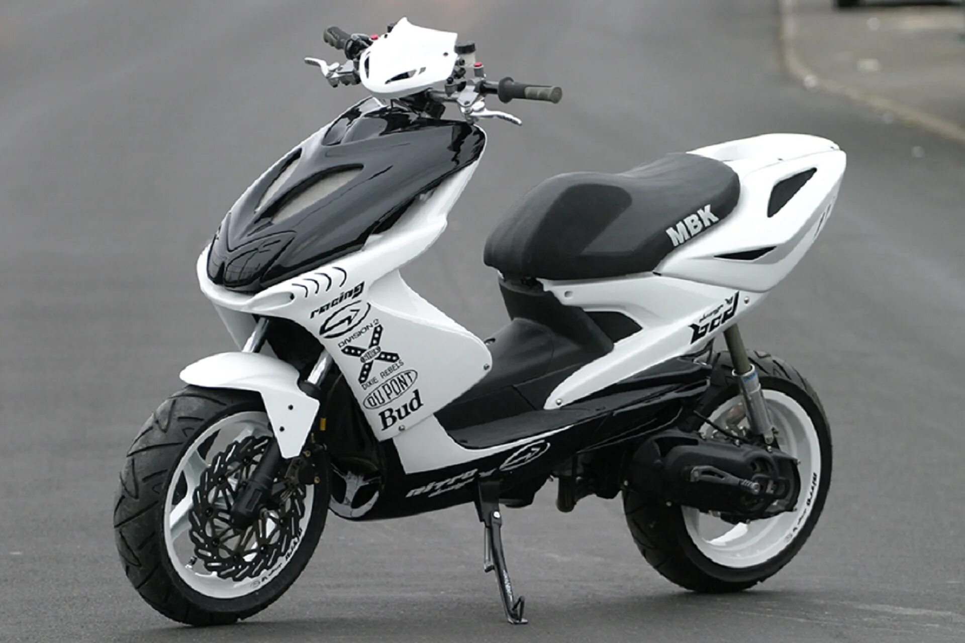 Мопед белый. Yamaha Aerox MBK. BCD Yamaha Aerox. Yamaha Aerox 70cc. MBK Nitro 50.