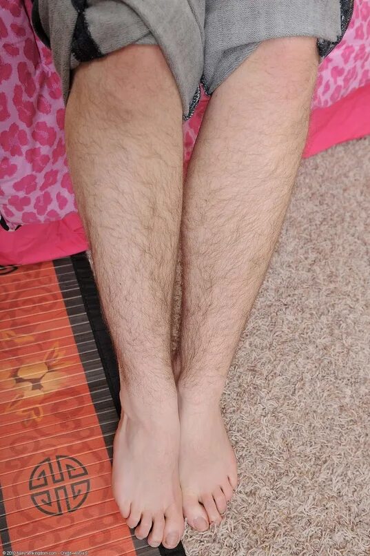 Волоса ые женские ноги. Очень волосатые женские ноги. Волосатые женскиетноги. Very hairy legs
