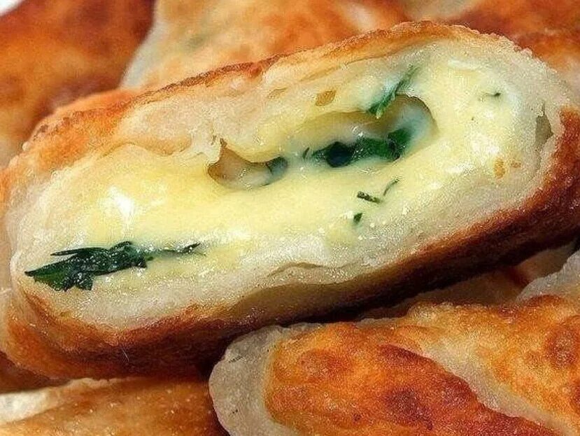 Как сделать пирожок с сыром. Кефирные конвертики с сыром. пирожки с сыром и зеленью. конвертики с сыром и зеленью. жареные пирожки с сыром.