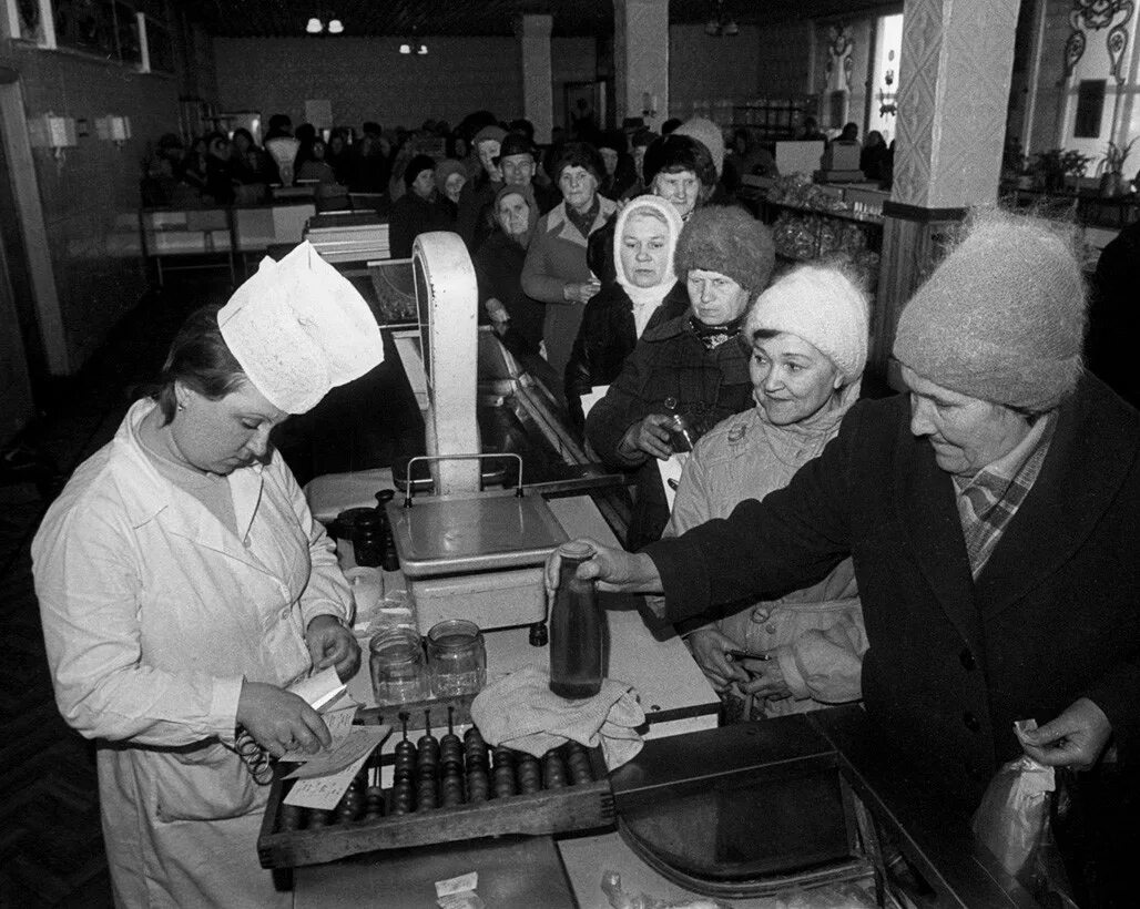 Экономика в 80 90. Дефицит в СССР В 1970-1980. Товарный дефицит в СССР. Дефицит продуктов в СССР 80 Е. Продуктовые магазины СССР 80е.