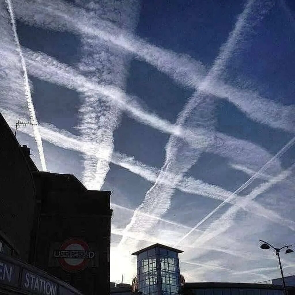 химтрейлы над москвой последние. химтрейлы химиотрассы. химтрейлы в небе над россией 2021.