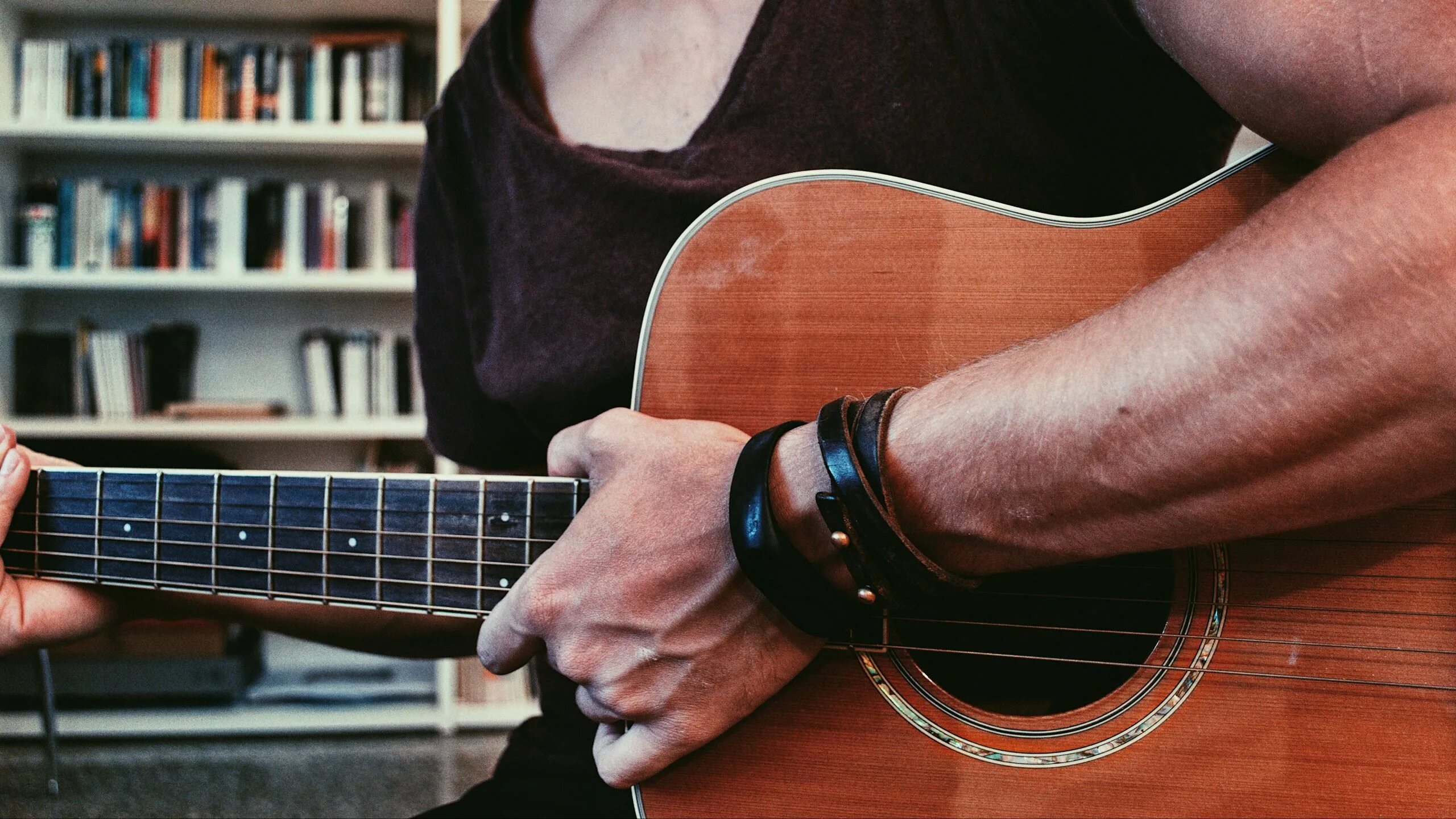 Руки гитариста. Гитара в руках. Красивые электрогитары. Электрогитара в руках.