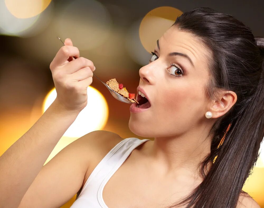 Еда перед сном. Угощение конфеты. Девушка с десертом. Человек со сладостями. Человек со сладостями.