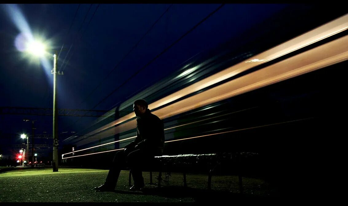Длинный перрон. Ночной поезд. Одинокий человек на перроне. Парень на вокзале. Люди на перроне.