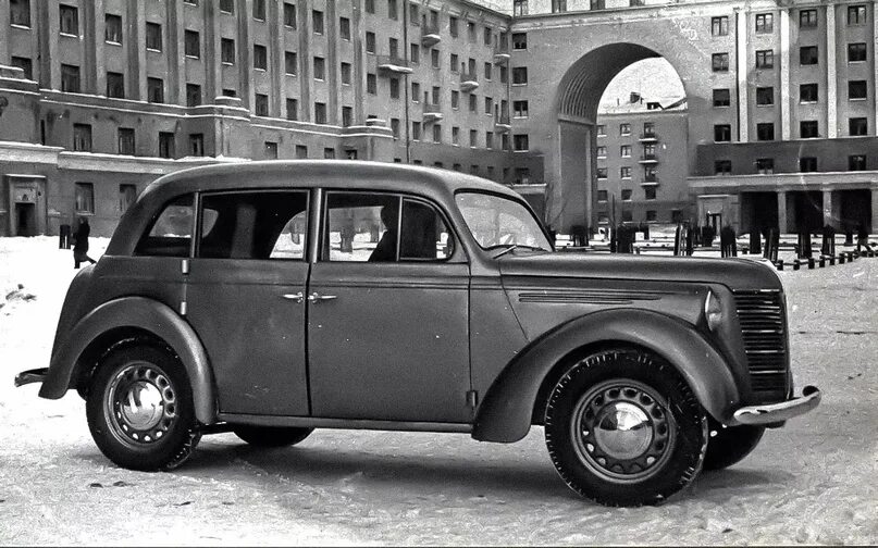 Первый автомобиль москвич. Победа и Москвич-400. Москвич 400 конвейер АЗЛК.