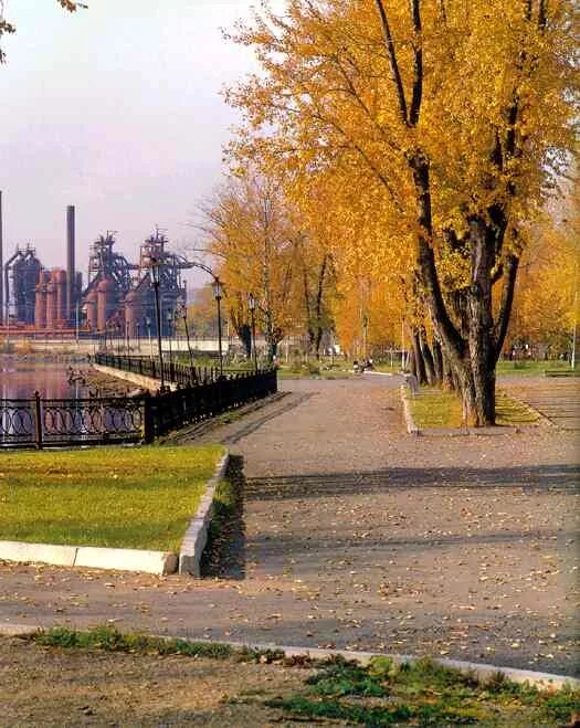 Живописная осень нижний тагил. Парк сибирь омск. Осень в набережных челнах фото. Нижний тагил осенью. Набережные челны осенью.