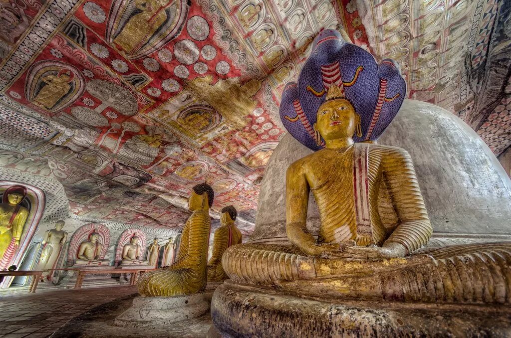 Золотой пещерный храм Дамбулла. Пещерный храм Дамбулла Шри-Ланка. Шри Ланка золотой храм Дамбулла. Золотой Будда Дамбулла Шри-Ланка.