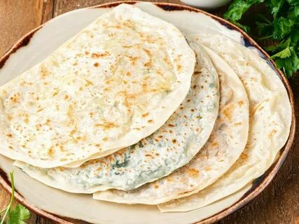Кутабы с творогом и зеленью на сковороде