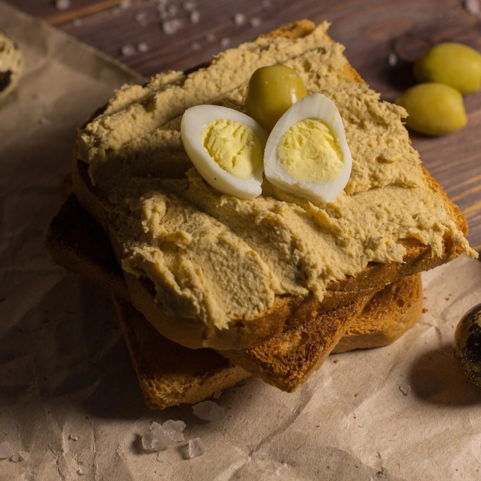 Паштет куриный в духовке. Паштет из куриной грудки. Паштет с куриной грудки. Тосты с куриным паштетом. Паштет из куриной грудки в домашних.