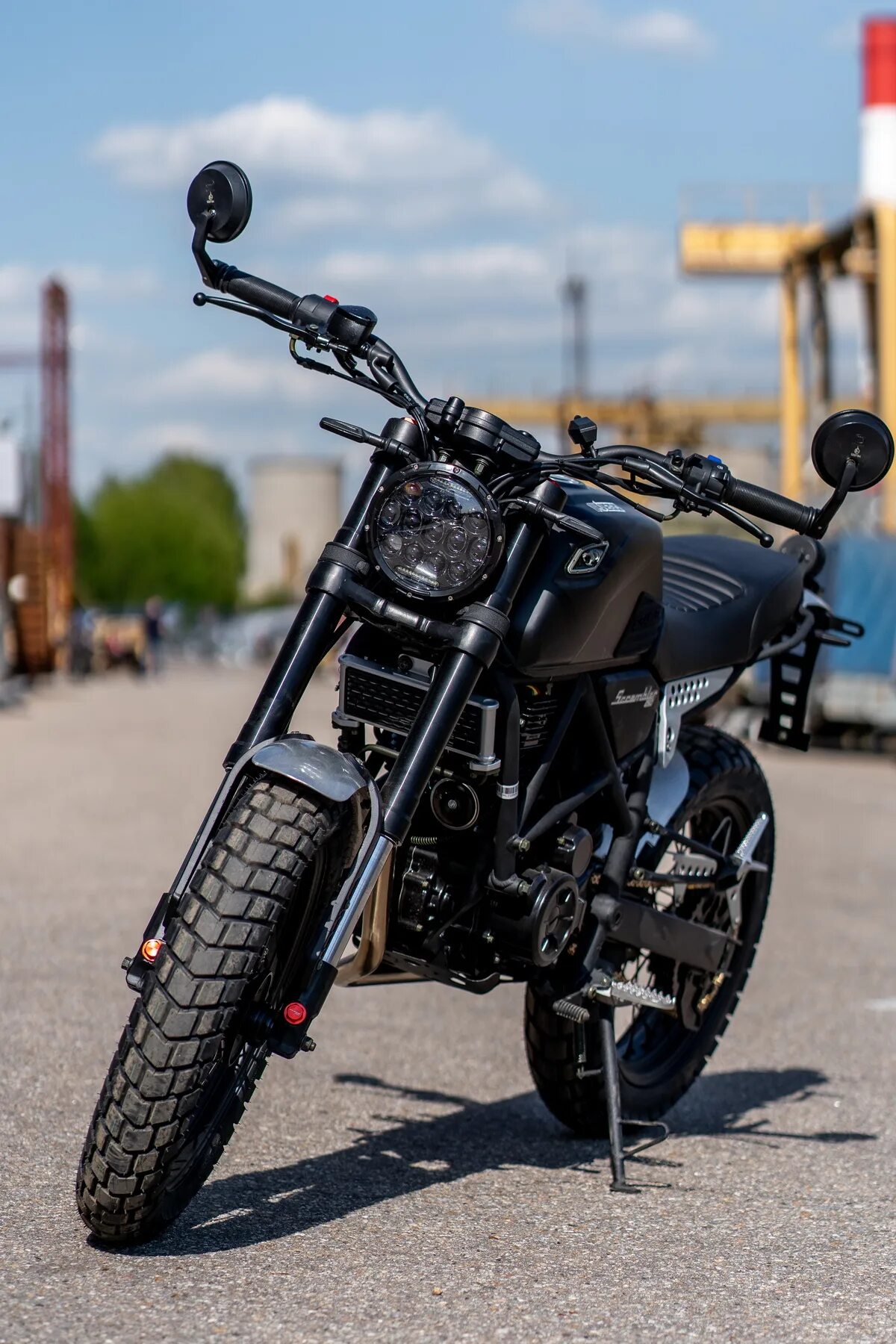 Fuego scrambler. Мотоцикл fuego scrambler 250. fuego scrambler 250, 2025. fuego scrambler 250 tuning. fuego scrambler 250 custom.