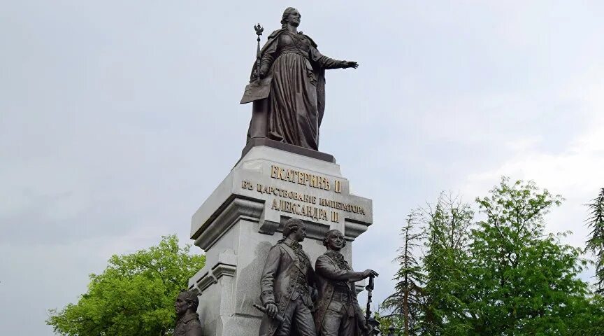 Присоединение тамани. Памятник Екатерине в Богородицке Тульской области. Памятник в Алуште Николаю. Памятник Николаю 2 в Донецке. Памятник Екатерине 2 в Елабуге.