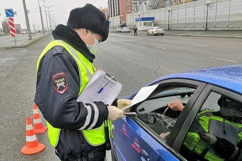 Сайт гибдд запрет. Инспектор ДПС. Сотрудник ГИБДД. Гаишник остановил водителя. Остановка сотрудником ГИБДД.