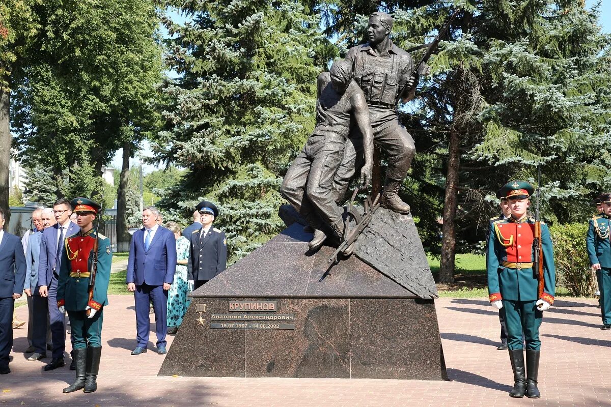 В городце сбежал. Памятник Крупинова в Городце. Памятник герою России Анатолию Крупинову Городец. Памятники Городца Нижегородской области.