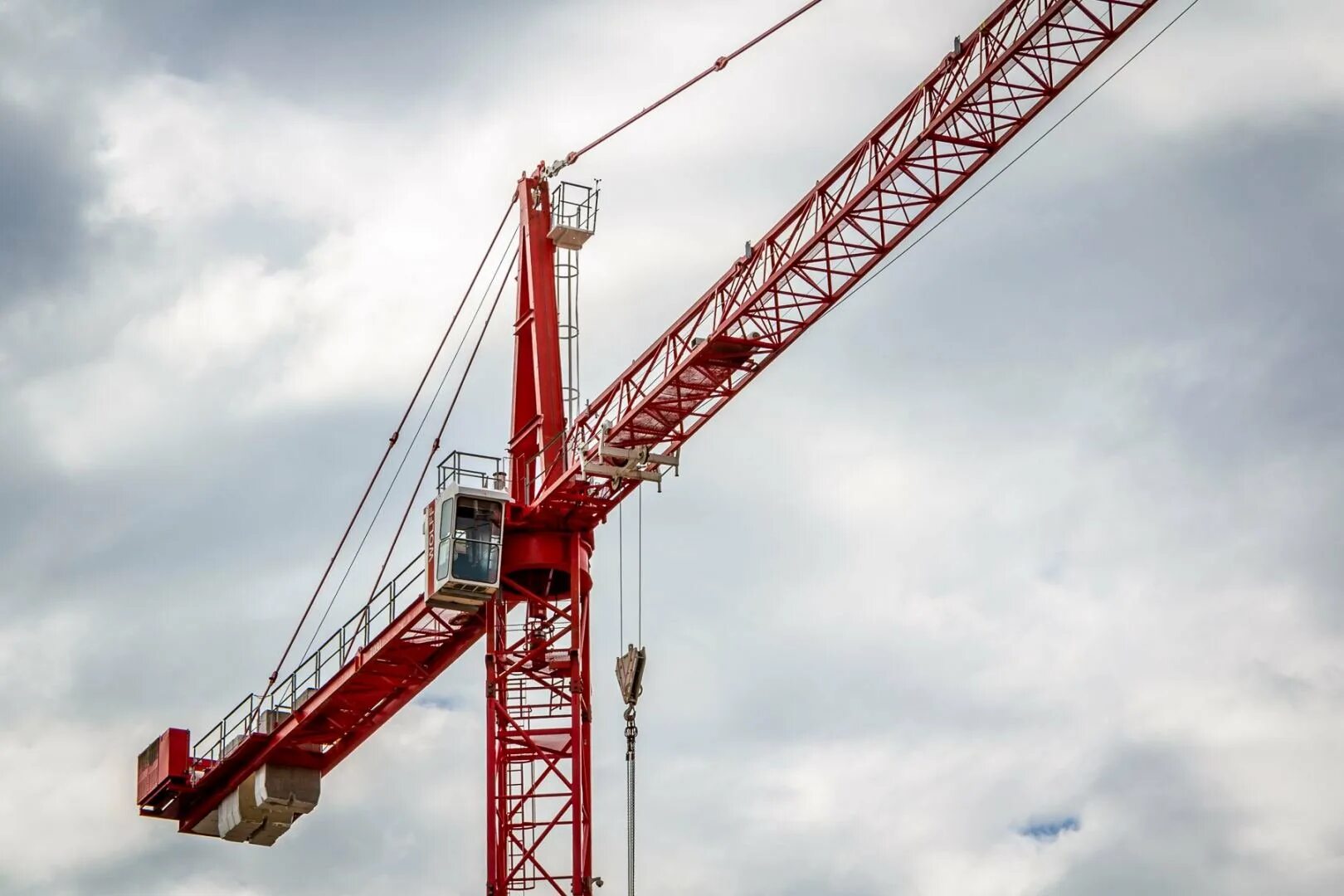 Подъемный кран поднимает вертикально. Шагающий подъемный кран. crane. розовый подъемный кран. испанский подъемный кран.