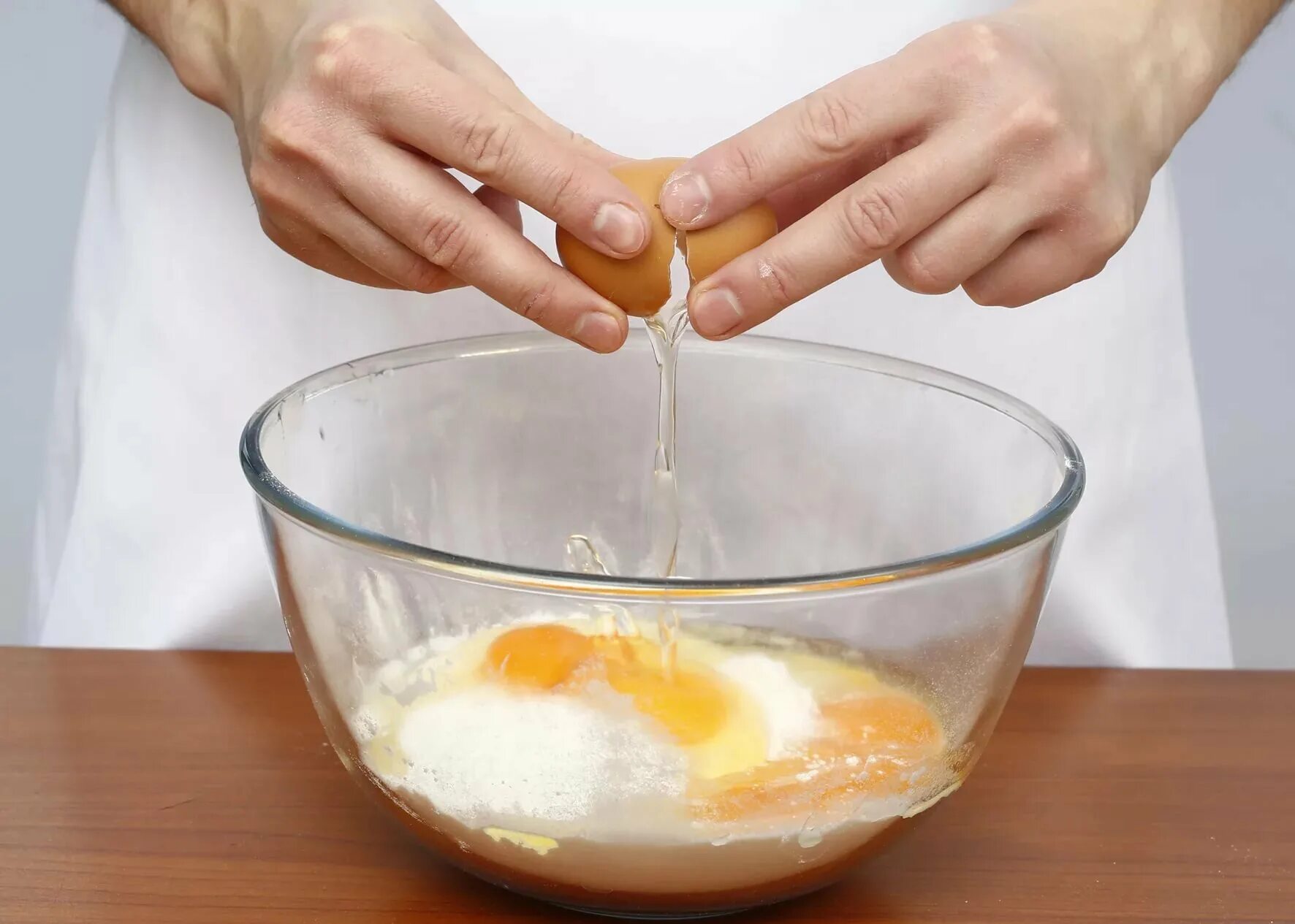 Желток сахар мука. Яйца в миске. Молоко и яйца. Ингредиенты для замеса теста. Мука яйца.