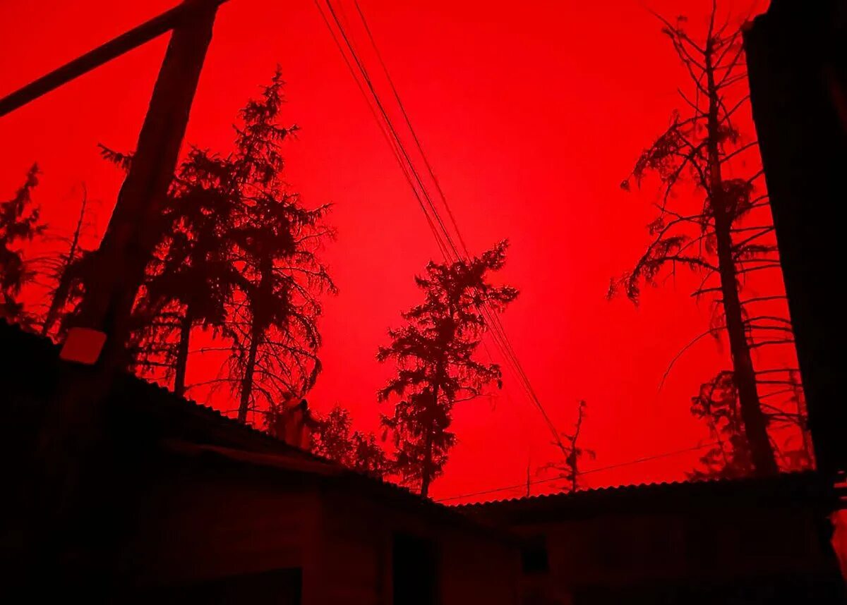 Красное небо где было. Красное небо Якутия 2021. Лесной пожар в Якутии 2021 красное небо. Пожар красное небо. Красное солнце в небе.