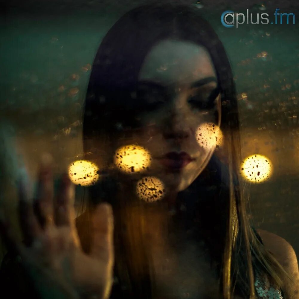 Песни мой свет и дождь. Отражение в стекле ночью. Отражение девушки в стекле. Фотосессия с мокрым стеклом.