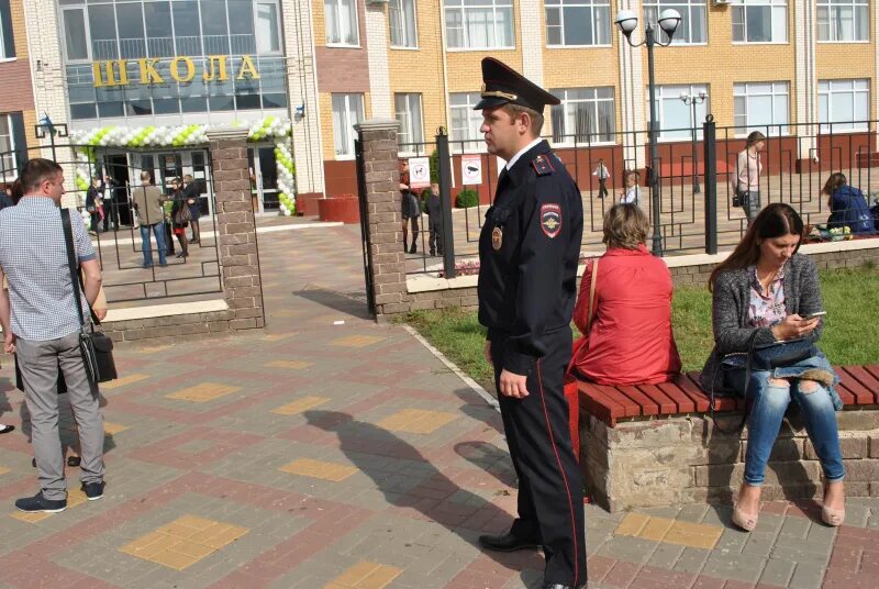 Строго охранять. Охранник в школе. Полиция школа охрана. Охрана школы полицейскими. Полиция Тамбов.