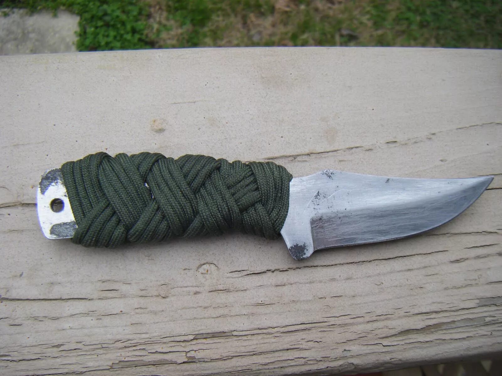 оплетение рукояти паракордом. темляк на гарде. темляк чужой. нож тесак охотничий ручка паракорд. рукоять из паракорда.