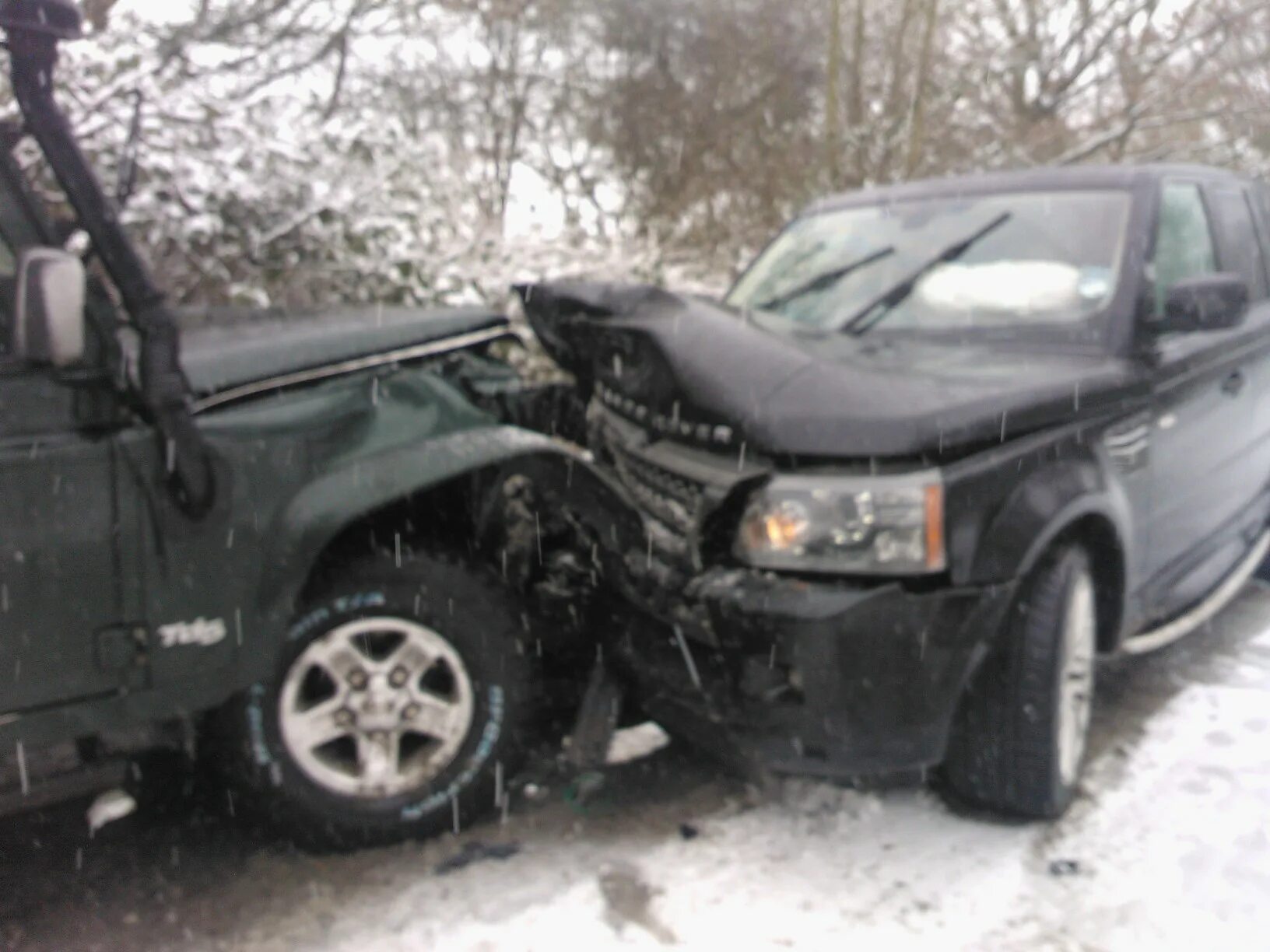 Crash defender. Ленд Ровер Дискавери 3 ДТП зима. Лэнд Ровер Фрилендер 2 авария. Ленд Ровер Фрилендер 2 после аварии. Land Rover Discovery 3 битый.