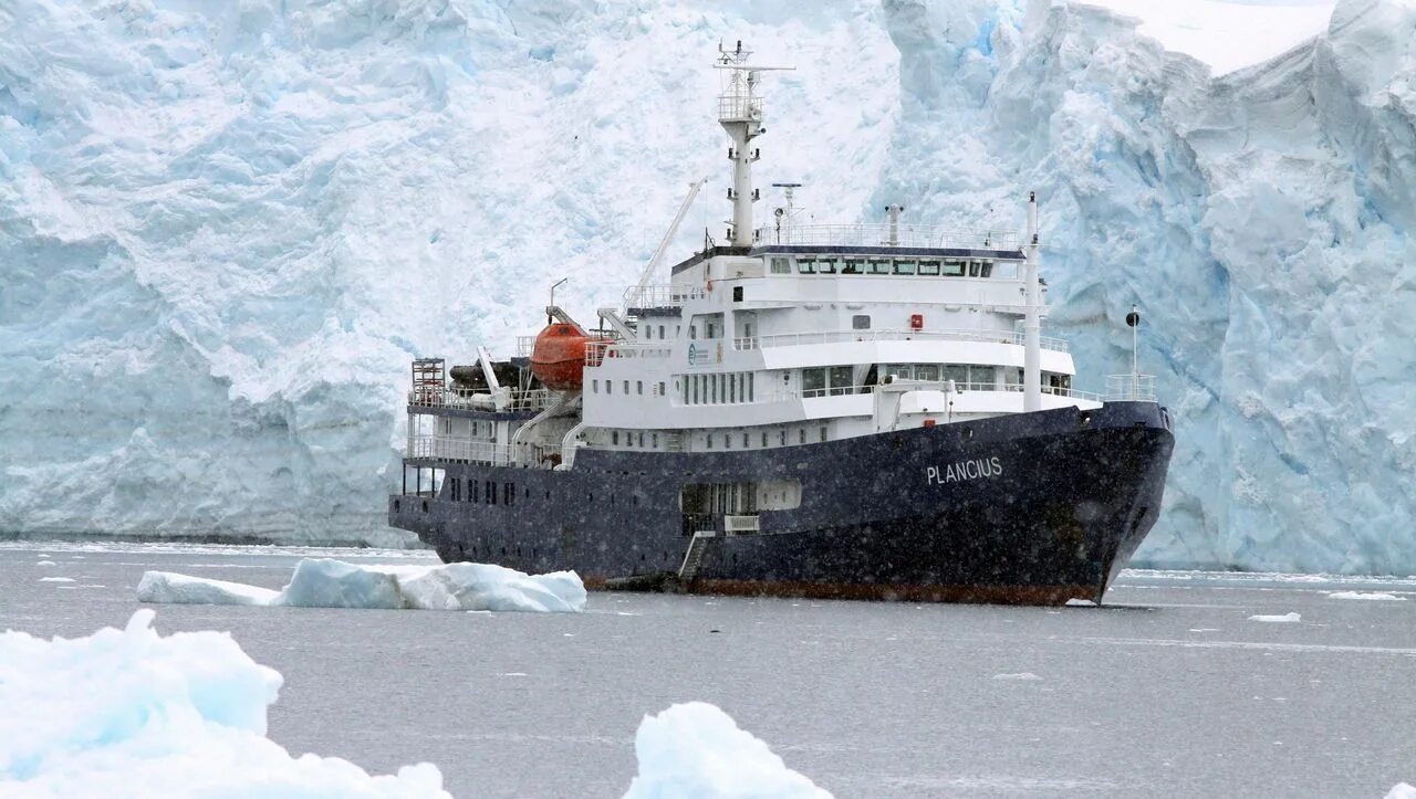 Навигация льда. Корабль застрял во льдах. Навигация льда. Круиз в антарктиду на ледоколе. Ушуайя антарктида.