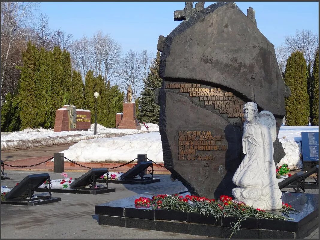 Где памятник курску. Памятник морякам АПРК «Курск». Памятник Курску подводной лодке. Памятник подводной лодке Курск в Курске. Памятник морякам подводникам в Курске.