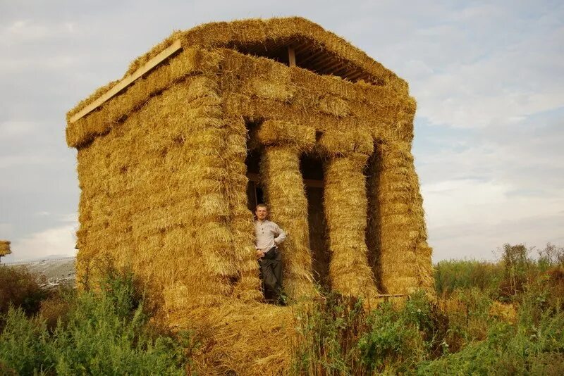 Дом из коричневого кирпича. Кирпич маркинский солома риф. Дом из соломы. Соломенные панели экодом. Дом кирпич солома и шоколад.