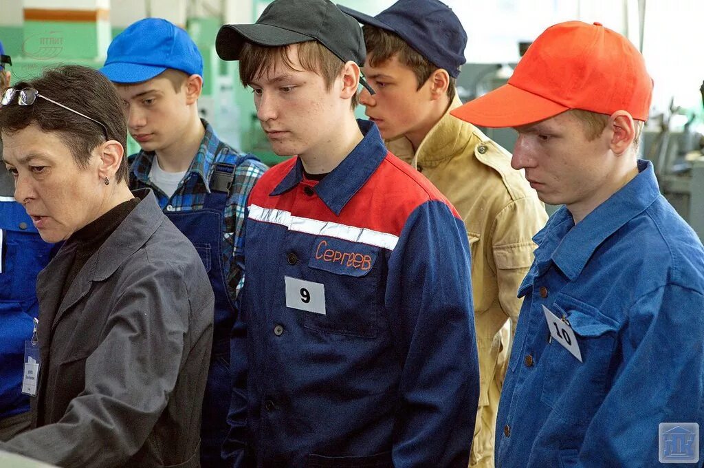 фото смена технологий. кнааз профмастерство. рабочий на заводе. работающая молодежь. квалифицированные рабочие.