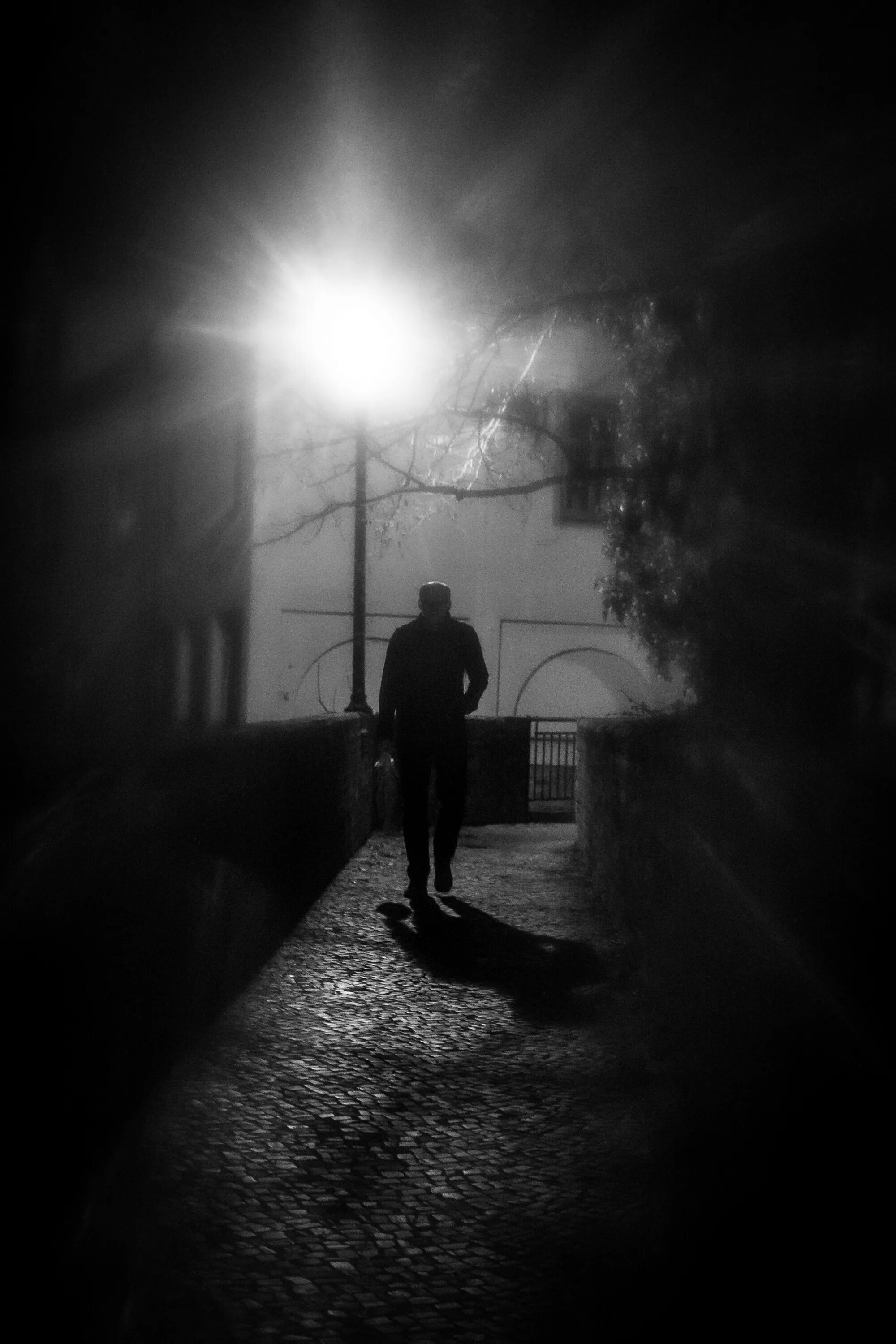 Парень в темноте. Человек на темной улице. Тени ушедших. Одиночество в ночи.