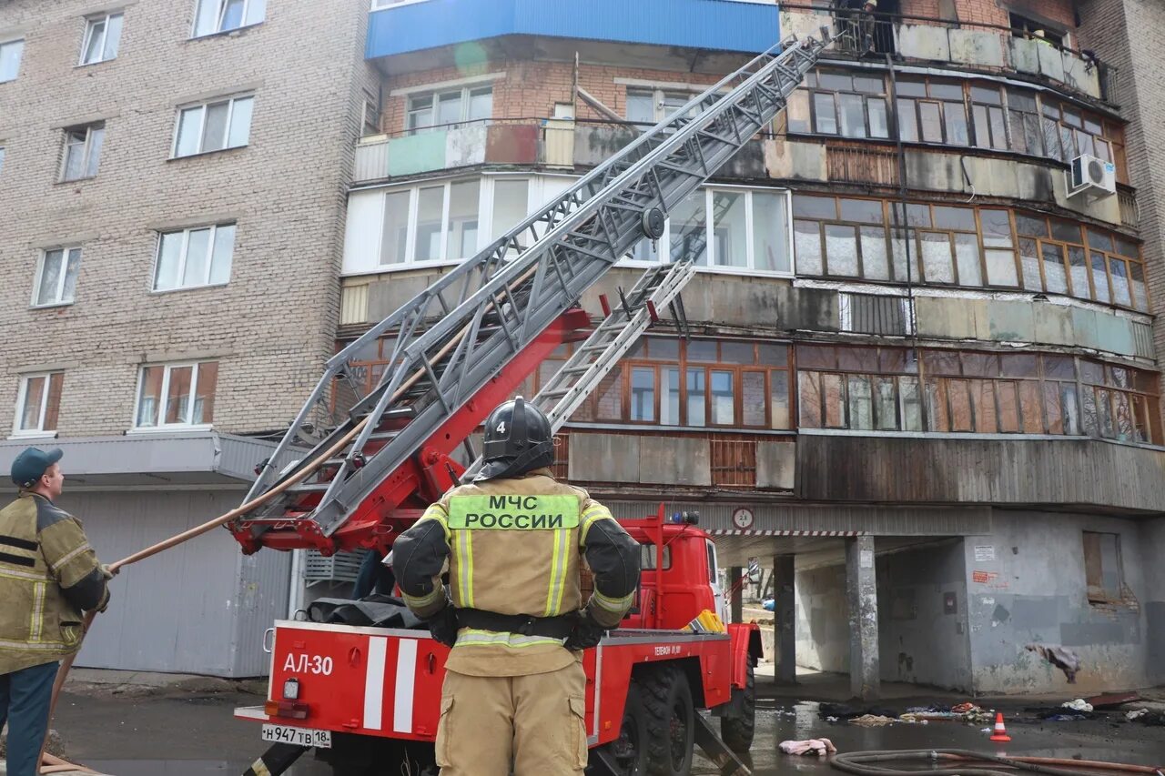 Происшествия в ижевске сегодня. Пожар в Ижевске. Пожар в квартире многоэтажном доме. Ижевск пожар многоквартирный дом. Пожар на Ворошилова многоквартирный дом.