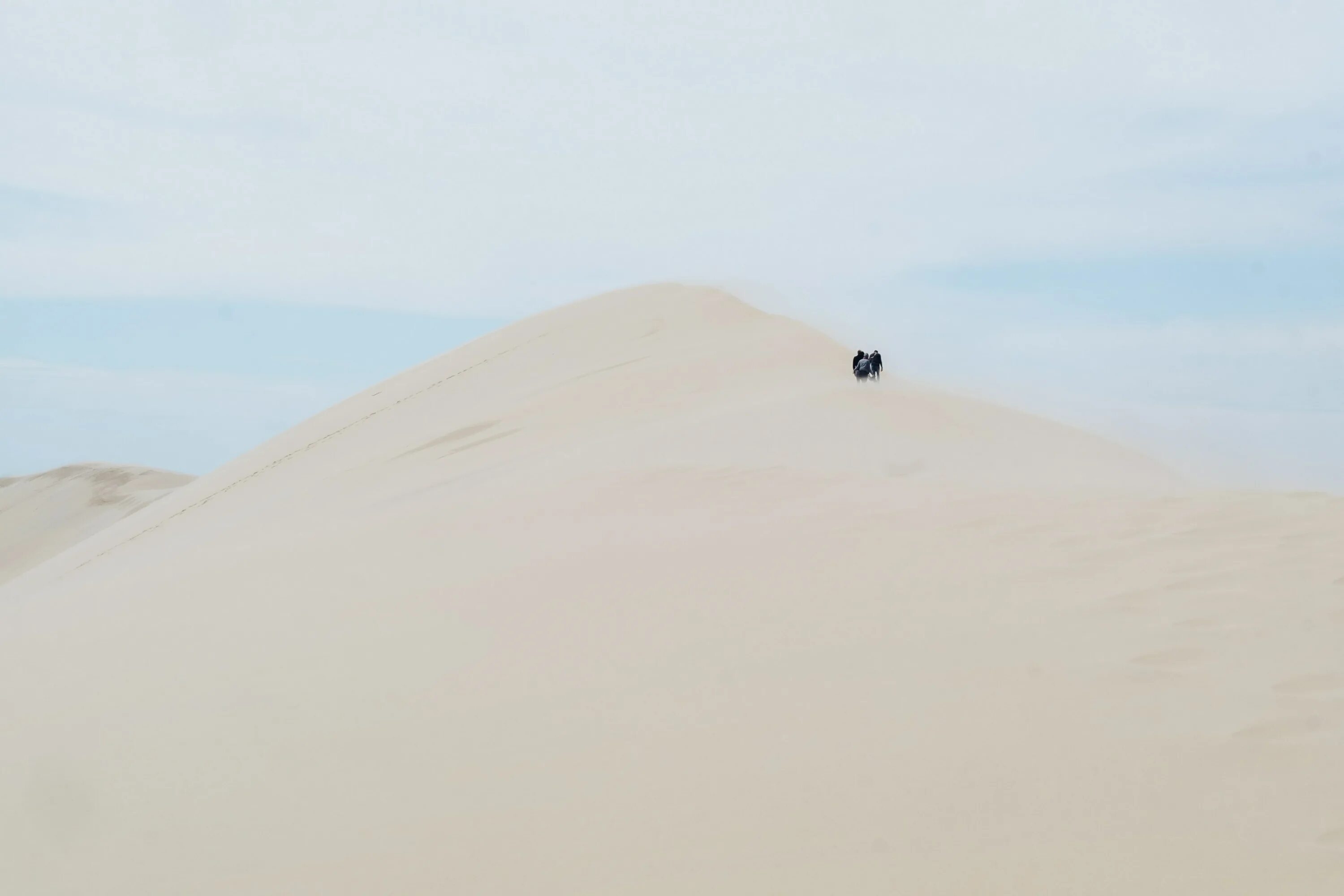 Дюна пустыня человек. Песчаная Дюна Серро Бланко. Человек в пустыне.