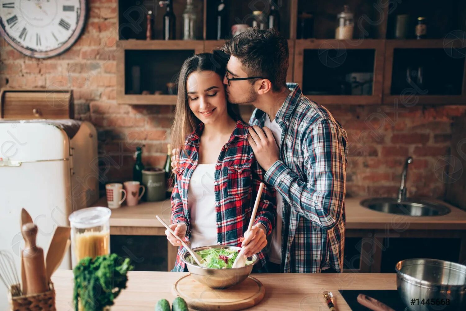 За спиной мужа на кухне. Мужская спина на кухне. Готовка на кухне. Мужчина и женщина ругаются на кухне. Парень на кухне со спины.