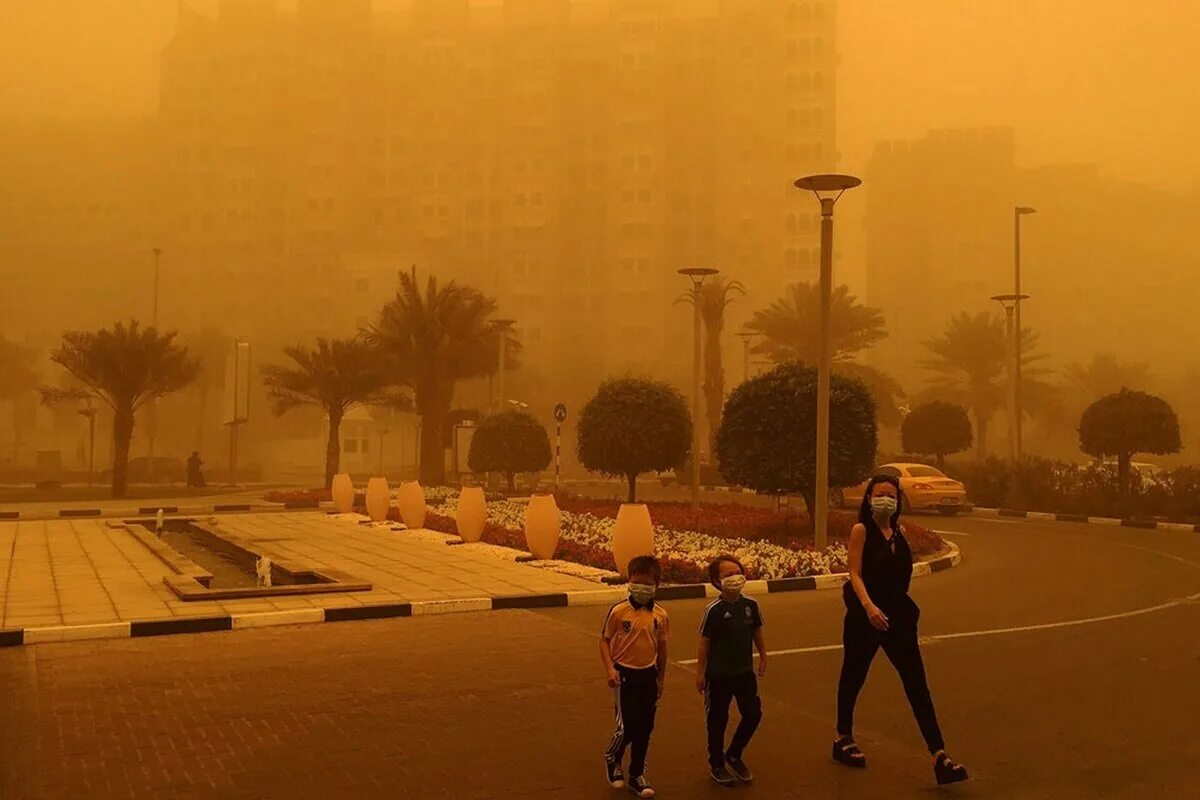 Ливни в оаэ. Абу Даби песчаные бури. Песчаная буря в Дубае. Дубай Песчаная буря Пальма. Пыльная буря в Дубае.