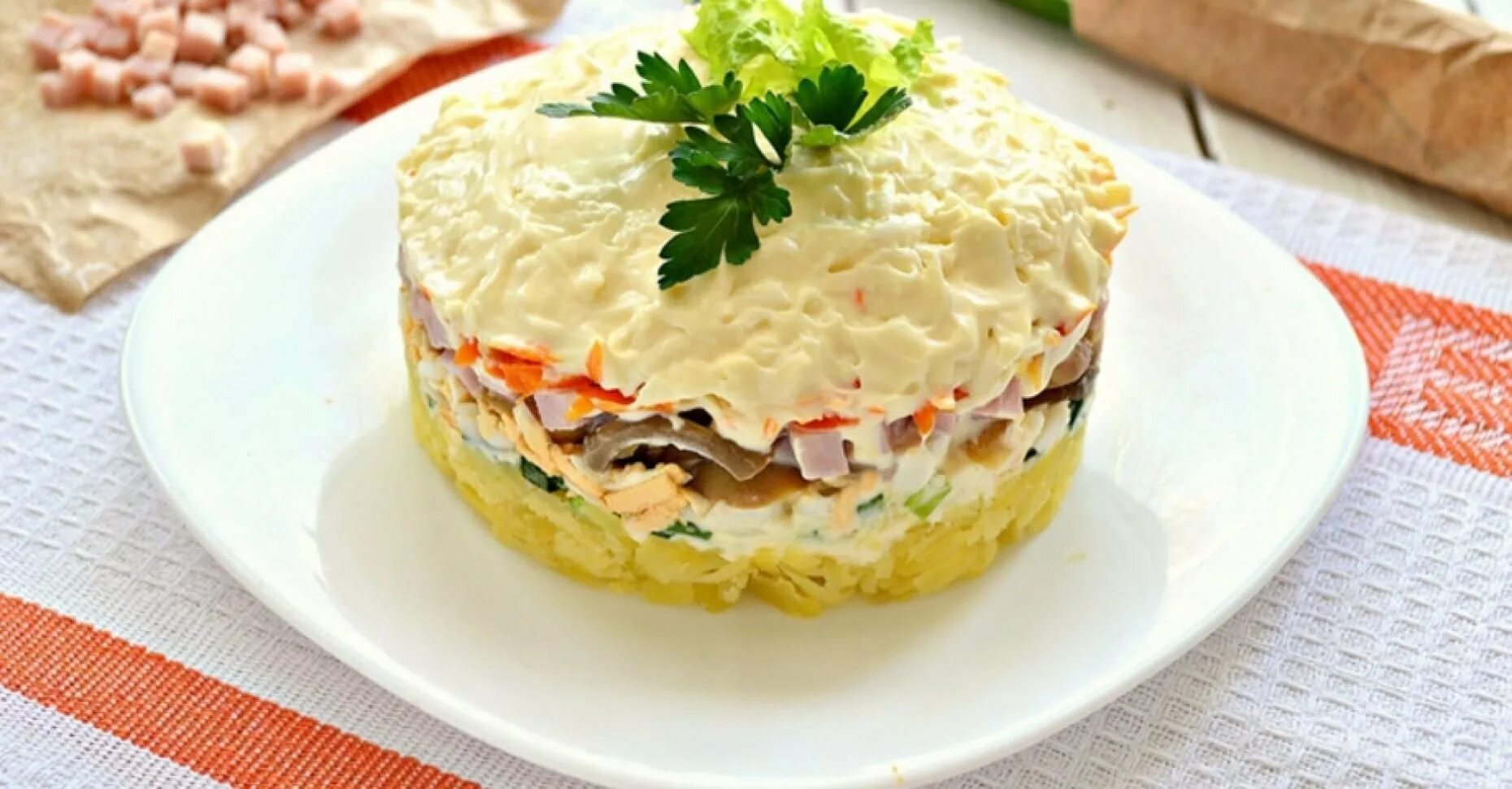 Салат с ветчиной и грибами. Слоёный салат с курицей. Салат слоеный с ветчиной. Слоёный салат с курицей и грибами.