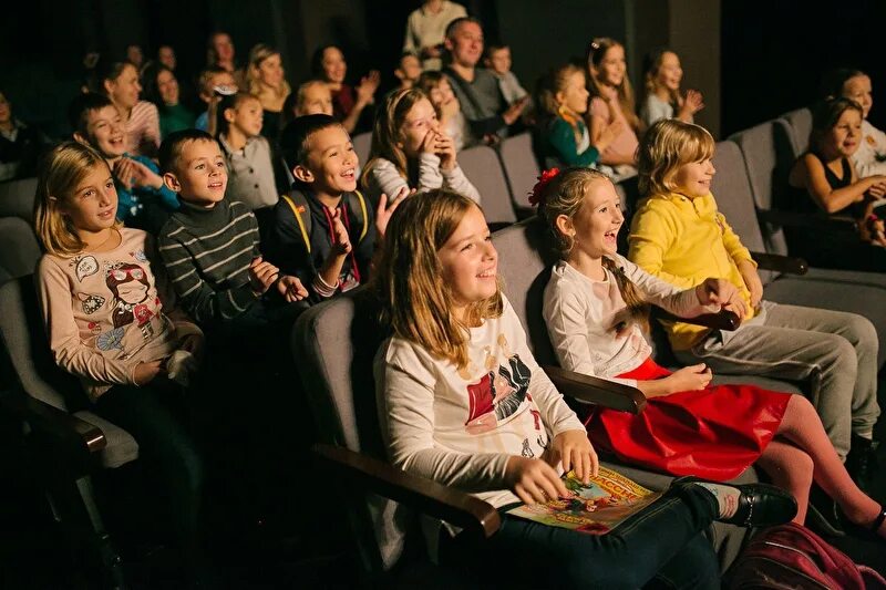 Семья ивановых посетила театр. Зрители в театре. Школьники в театре. Дети зрители в театре. Театр для детей.