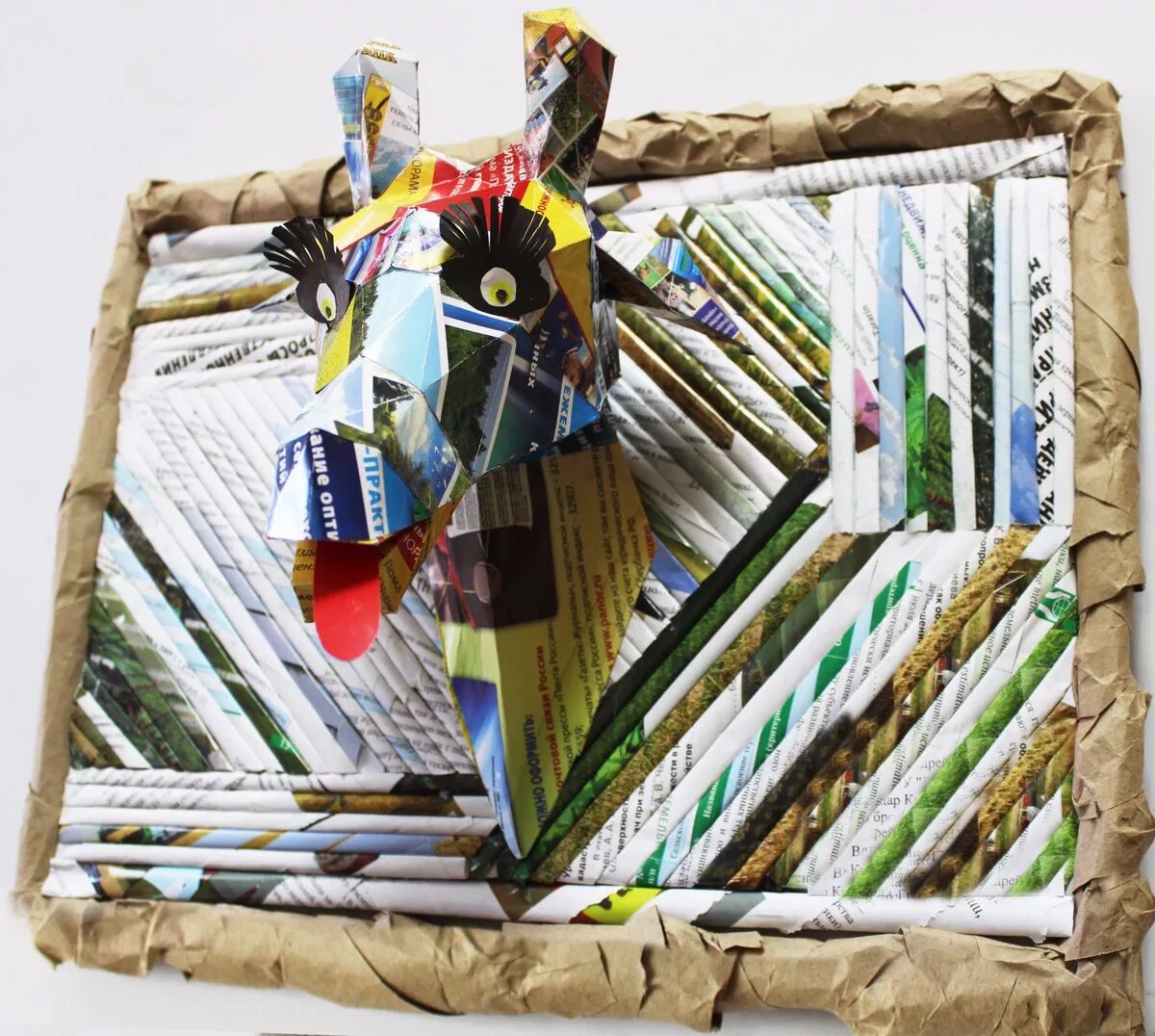 арт объект из мусора. фигуры из мусора. инсталляция из мусора. инсталляция из мусора. арт объект из вторсырья.