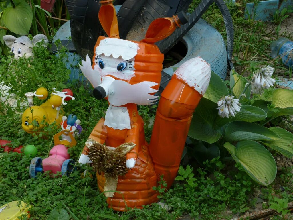 Поделки из 5 литровых пластиковых. Поделки из пластиковых бутылок. Пластиковые бутылки в саду. Из бутылок пластиковых для сада. Украшения для сада.