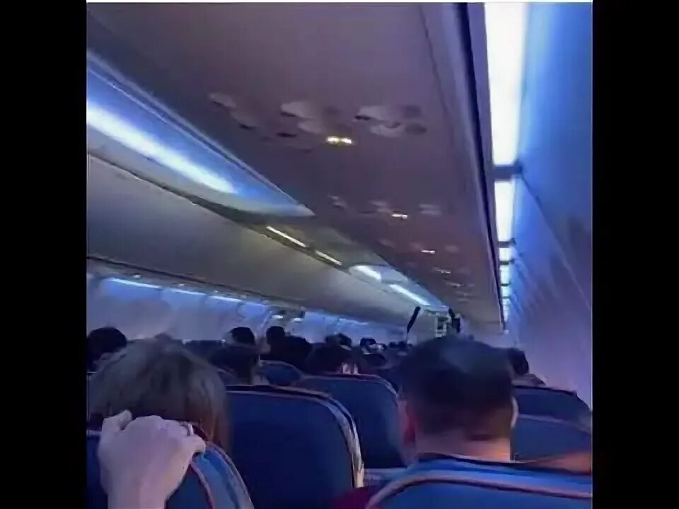 При разгерметизации салона самолета следует. Boeing 737 в краснодаре закрылки. экстренная посадка москва краснодар. взлёт самолёта из салона пассажиров видео. пассажирский boeing 737, летевший из саратова в москву.