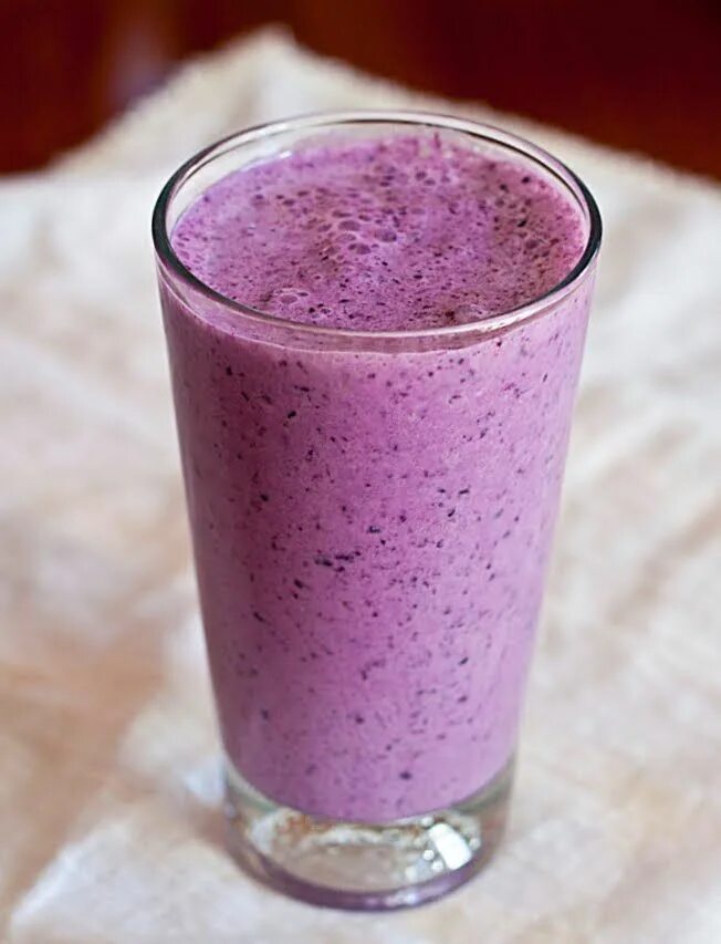 Peach-Blueberry Smoothie. Домашний смузи. Черничный молочный коктейль. Черничный смузи. Смузи фото домашнее