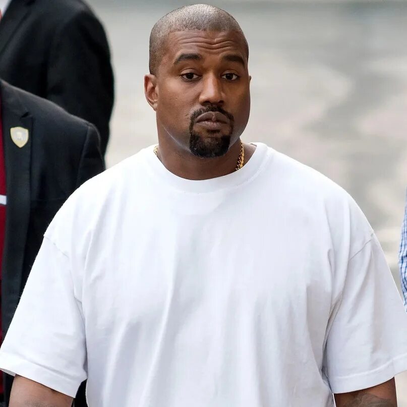 Kanye west grammy 2008. Kanye west 2024 style. Черные псы канье уэст. Русский модельер канье. Канье уэст 2024.