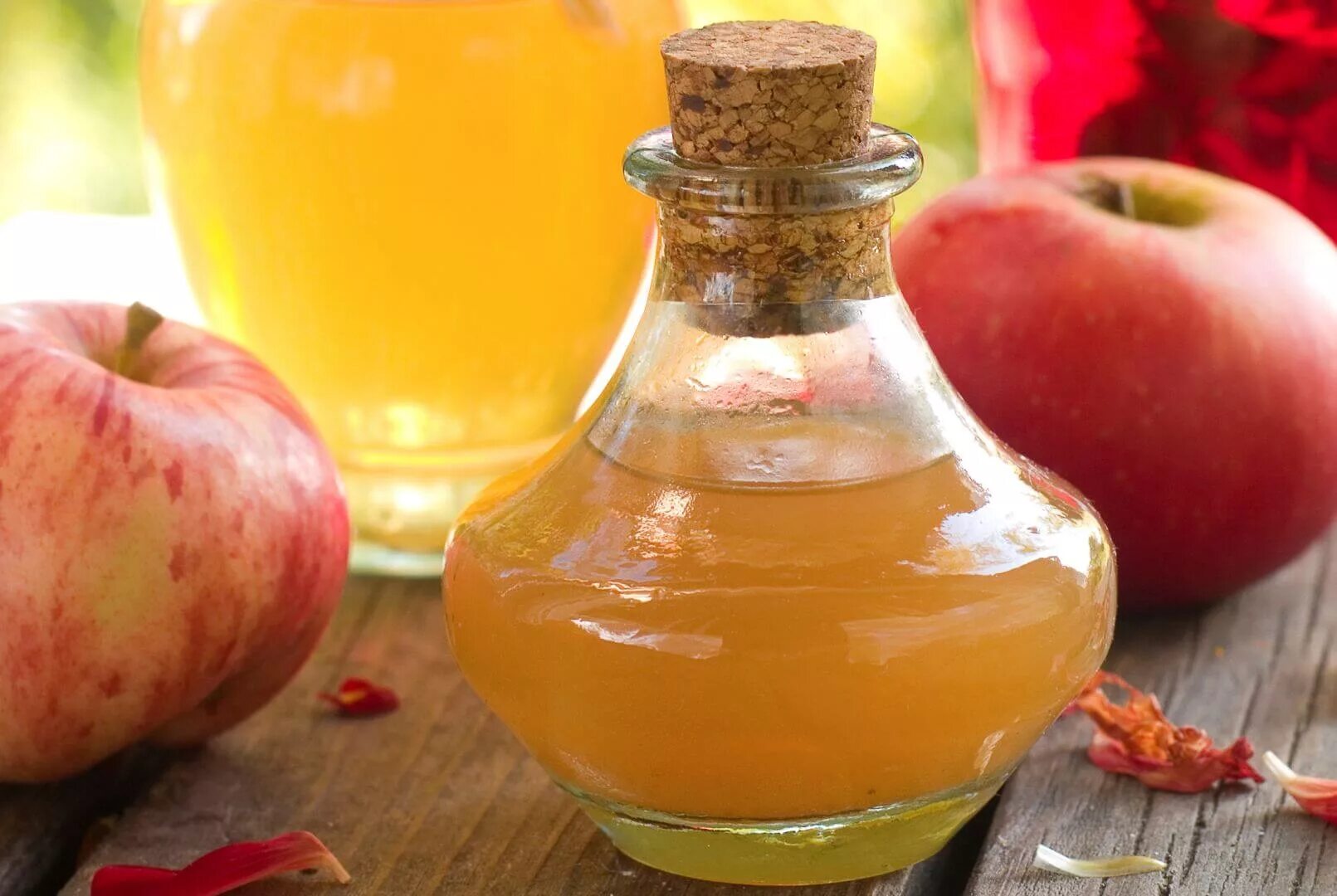 Масло и яблочный уксус. Яблочный уксус Apple Vinegar. Яблочный уксус при подагре. Домашний яблочный уксус. Уксус яблочный натуральный.