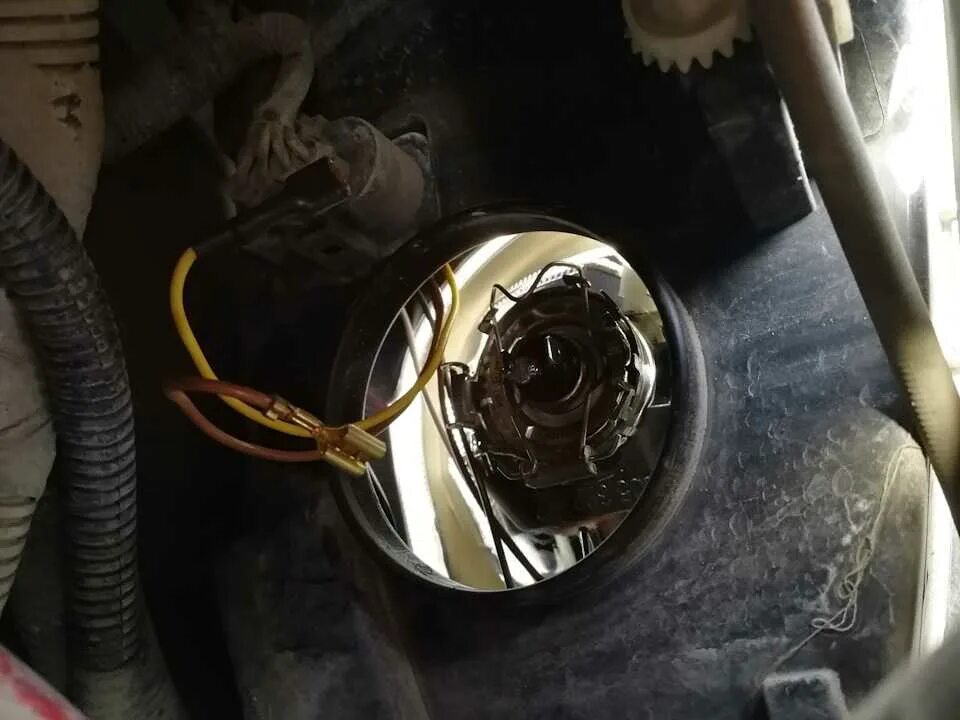 Лампа ближнего света лада калина 1. Крепление лампочки н7 калина 2. Лампочка ближнего света лада калина. Лада калина 2 крепление лампы ближнего света. Защелка лампы ближнего света калина 2.