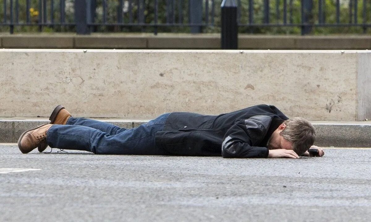 Человек лежащий на улице