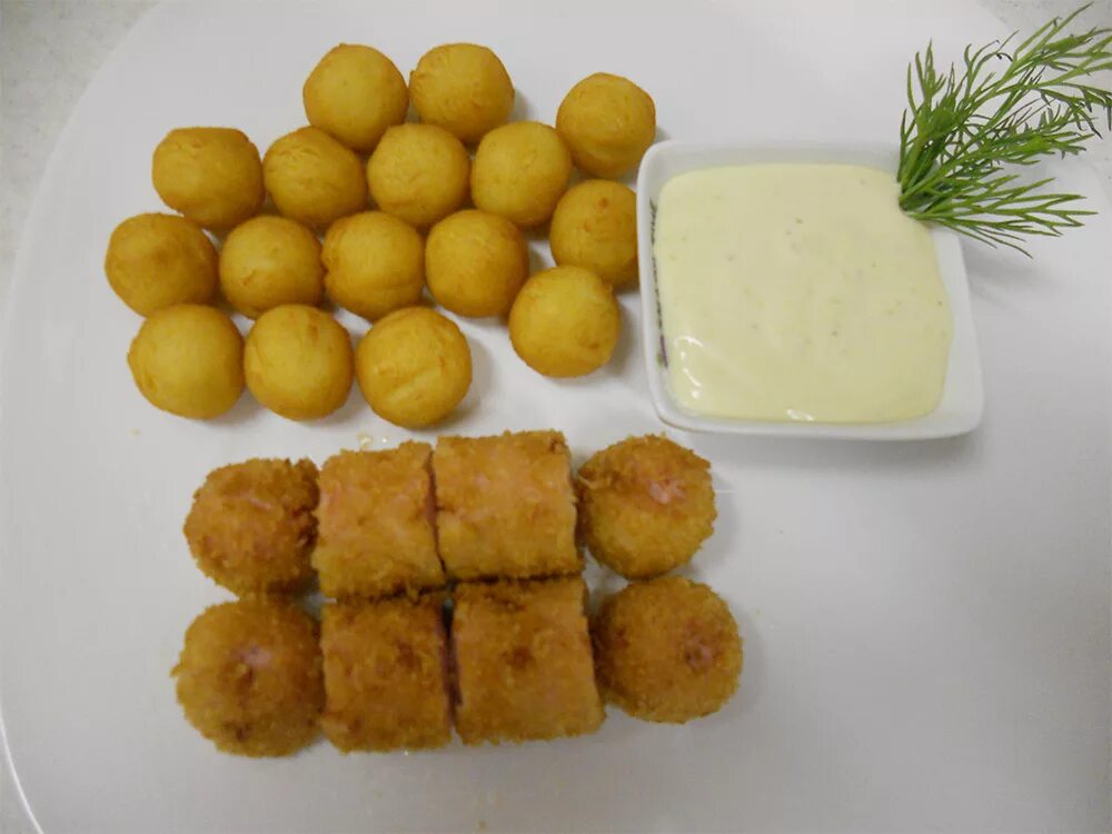 сырные палочки во фритюре. картофельные шарики итальянские. корн дог в панировочных сухарях. корн дог с сосиской. сосиски в кляре.