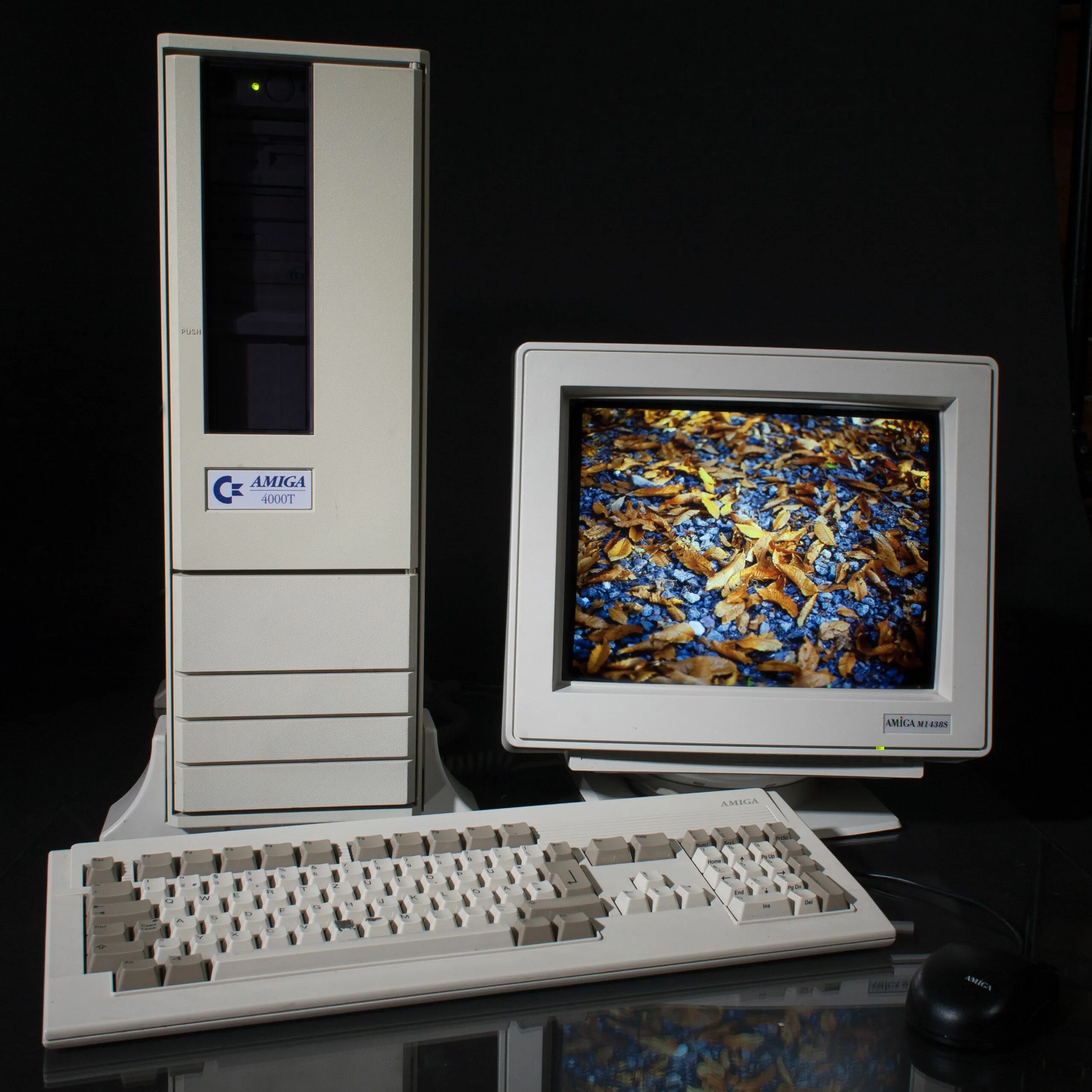 Компьютер в быту. Commodore amiga 4000. Amiga 4000t. Компьютер амига 1985. Amiga компьютер 1985.