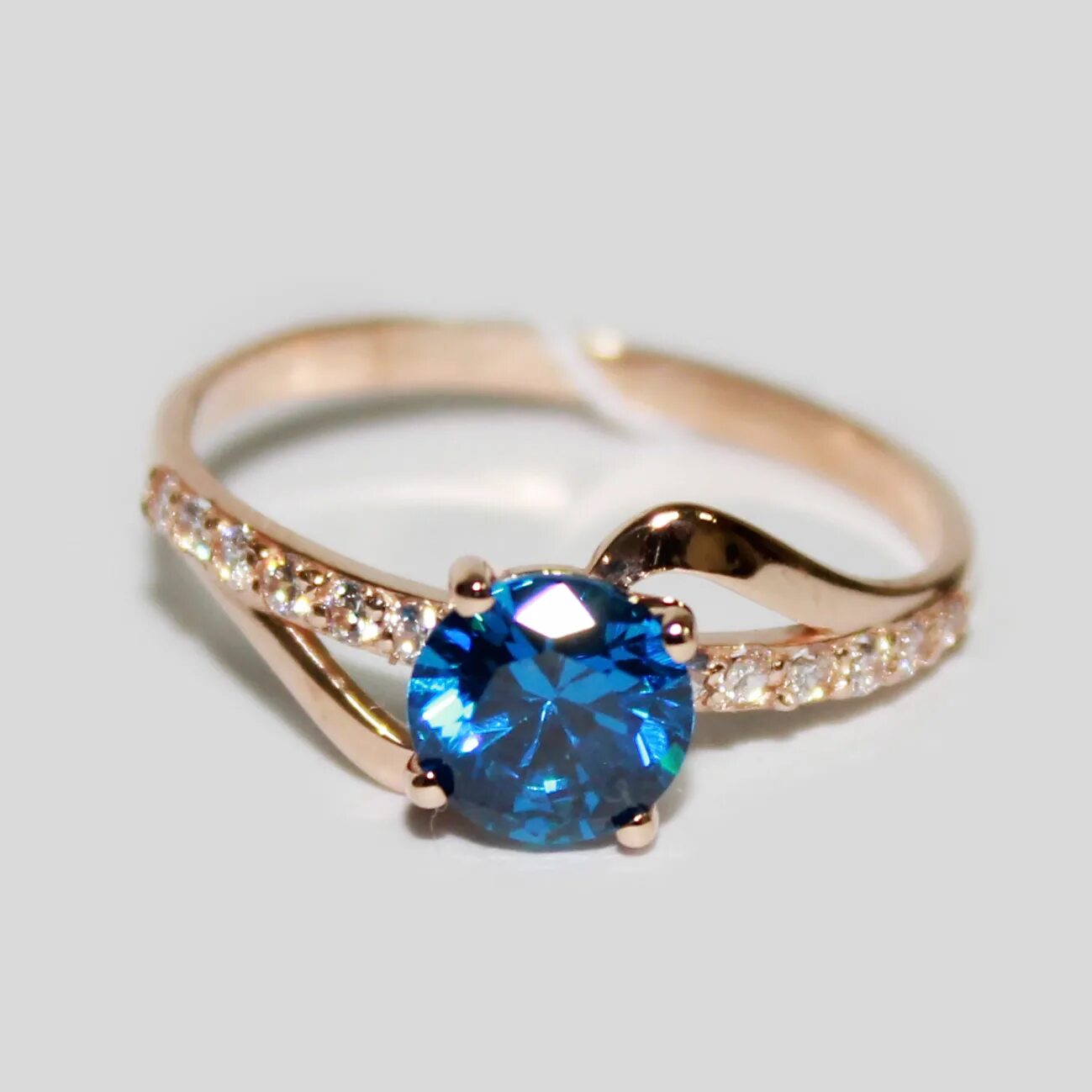 Синее золотое кольцо. Кольцо с голубым камнем. Золотое кольцо с голубым камнем. Золотое кольцо с синим камнем. Кольца с голубым камнем золото.